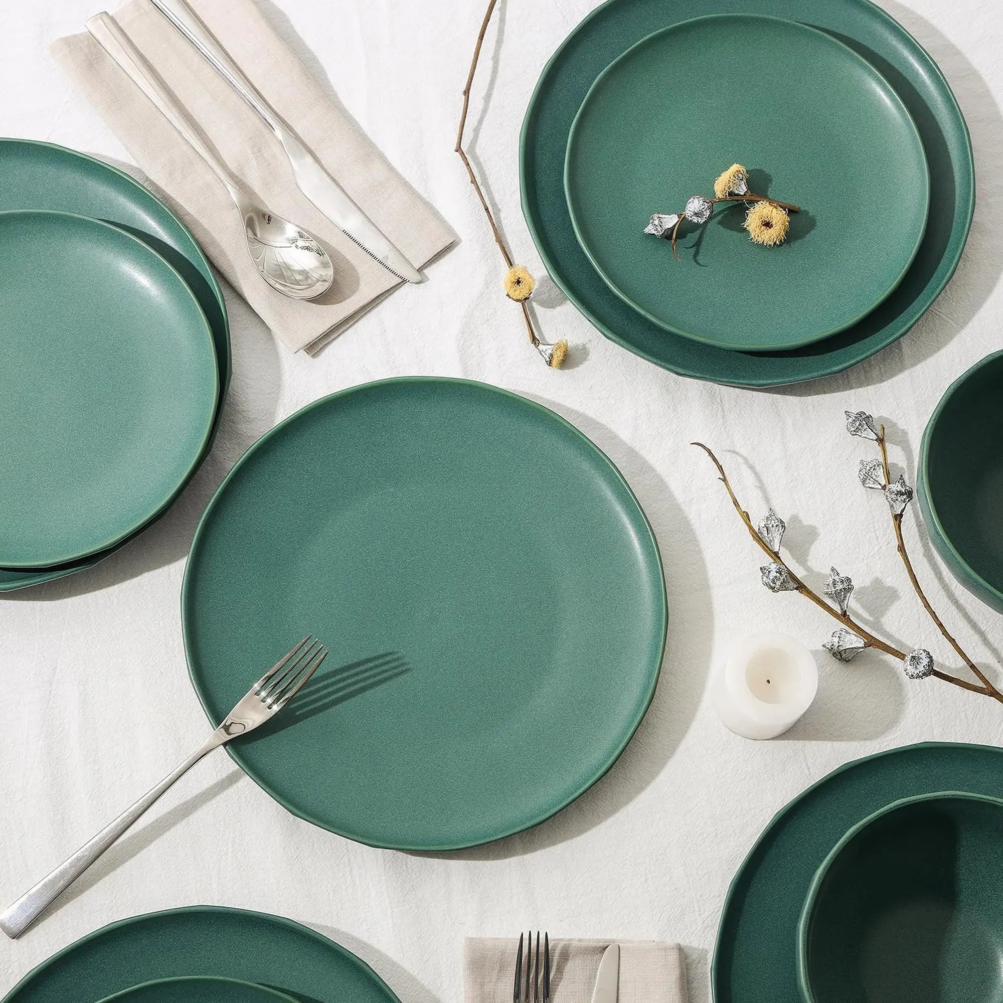 8 sets of tableware with ceramic plates, green