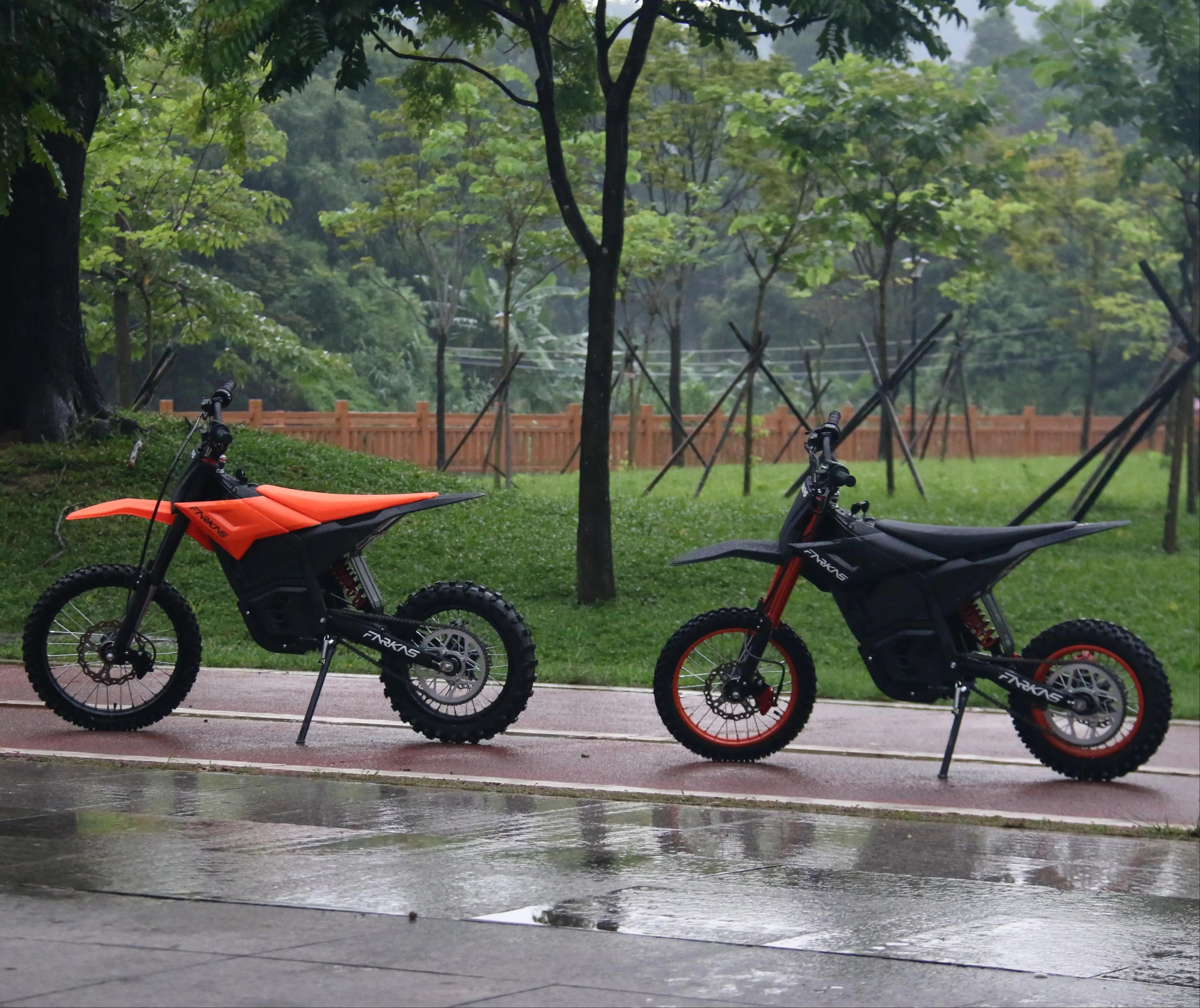 Dropshipping Electric Motocross Bike 60V 27AH 1600W,40Mph,37 Miles,Urban Commuting Front 17";Rear 14" Off-Road Electric Bike