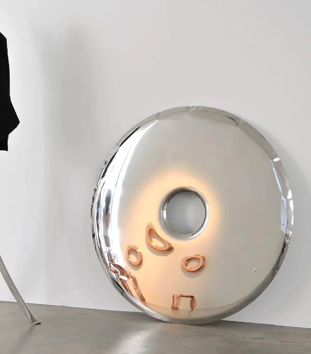 Modern light luxury stainless steel donut wall decoration mirror metal painting hotel model room sofa background