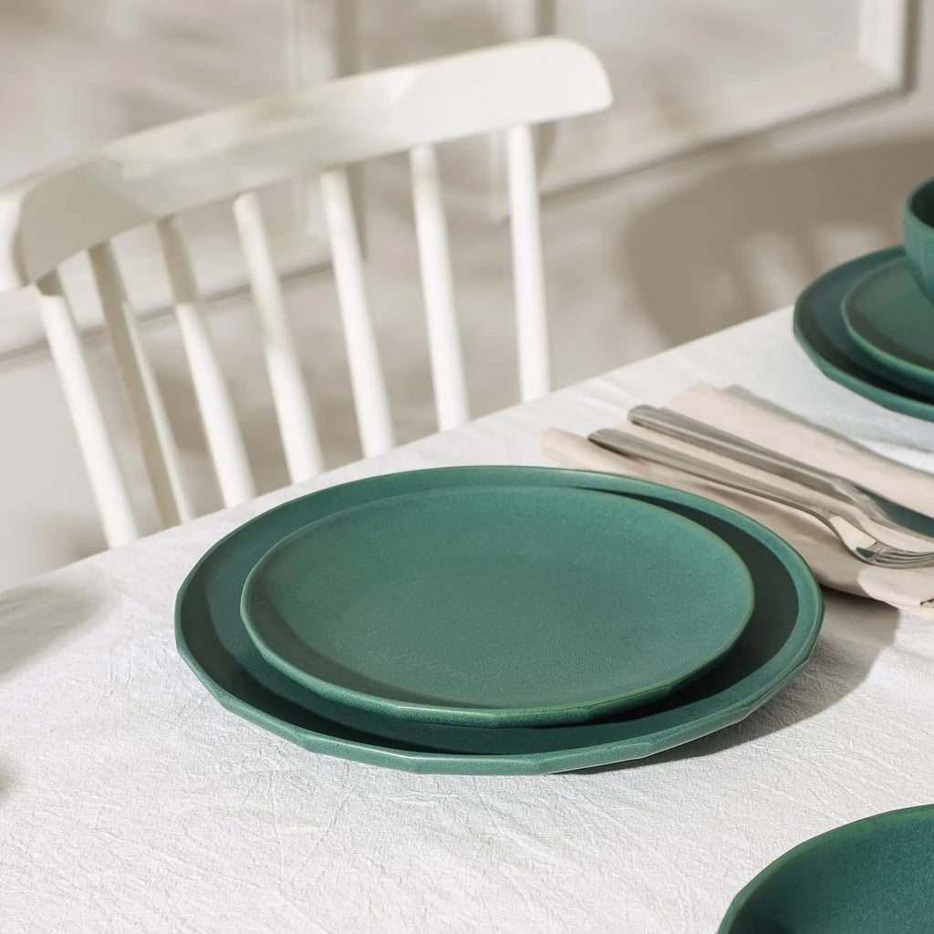 8 sets of tableware with ceramic plates, green